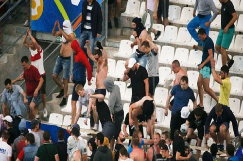 EURO 2016: Chùm ảnh Hooligan Nga tấn công cổ động viên Anh sau trận hòa 1-1