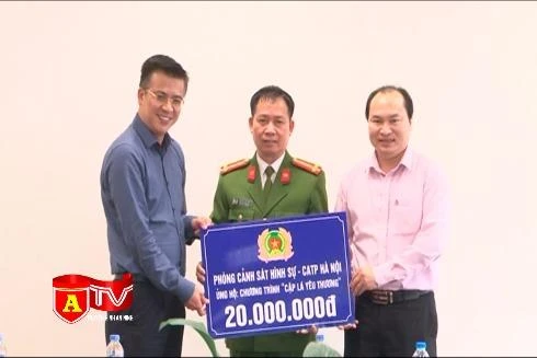 Phòng CSHS - CATP Hà Nội trao tặng 20 triệu đồng cho quỹ "Cặp lá yêu thương"