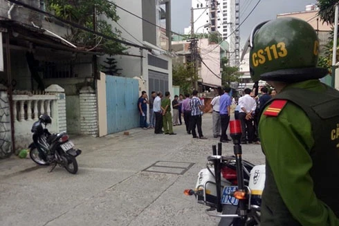 Chủ lô đề bị khách vác súng hoa cải đến "đòi nợ"