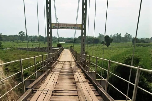 Nữ sinh lớp 12 nhảy cầu tự tử do buồn chuyện tình cảm?