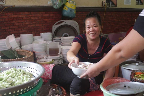 Quán "bún chửi" đông khách gấp đôi, bà chủ hứa kiềm chế