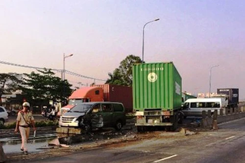Container đâm hàng loạt ô tô, nhiều người bị thương ở TP.HCM