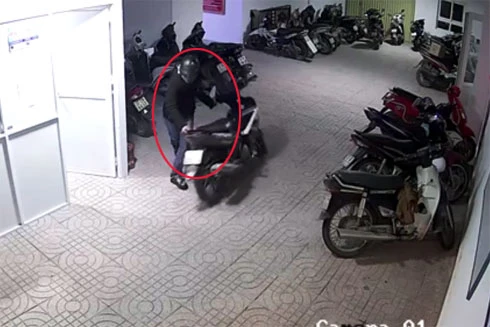 Liên tiếp dắt trộm 2 xe máy trong chung cư