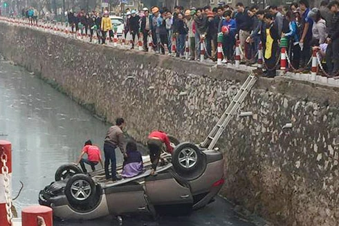 Hà Nội: Xe ô tô lật ngửa dưới mương nước