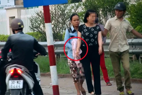 Audio 30-11-2016: Bắt giữ đối tượng dàn cảnh móc túi trước cổng bệnh viện Bạch Mai 