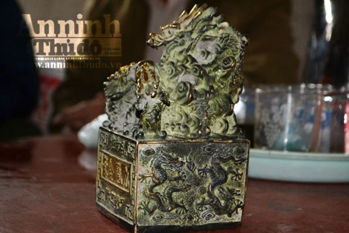 Phát hiện cổ vật nghi ấn chỉ của vua chúa thời xưa