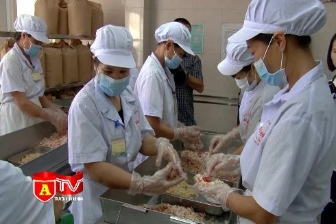 Kiểm tra đột xuất các cơ sở sản xuất bánh Trung thu tại quận Tây Hồ 