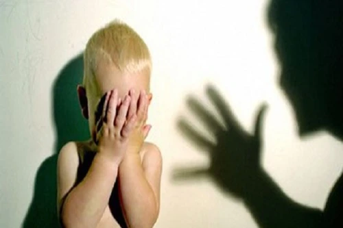 Bé trai 4 tuổi tử vong vì bị cha dượng đánh 