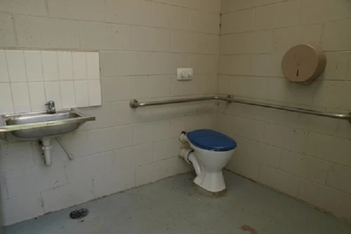 Sinh con trong toilet công viên rồi cho vào túi vứt bỏ