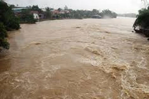 Ba học sinh lớp 12 bị nước lũ cuốn trôi trên đường đi học về