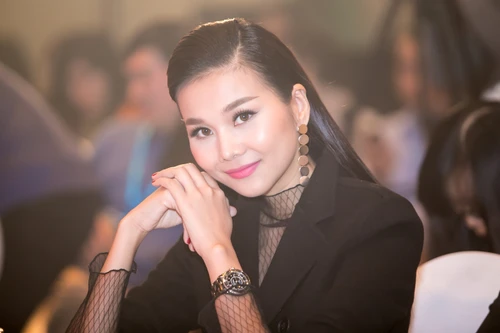 Siêu mẫu Thanh Hằng phủ nhận chuyện bí mật đính hôn