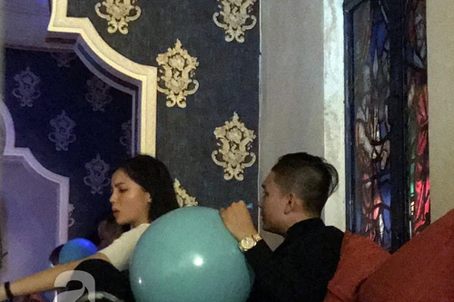 Hoa hậu Kỳ Duyên lại hứng chỉ trích vì hành động phản cảm