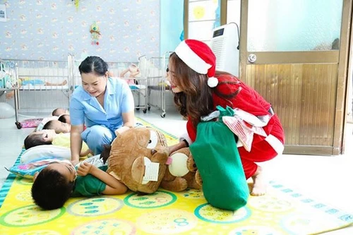"Bà già Noel" Nguyễn Oanh mang Giáng sinh ấm áp đến với các em nhỏ bất hạnh