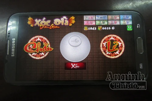 Bắt 14 đối tượng chơi xóc đĩa bằng... điện thoại di động