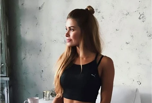 Thủ môn của Liverpool hẹn hò với cô gái tóc vàng nổi tiếng 