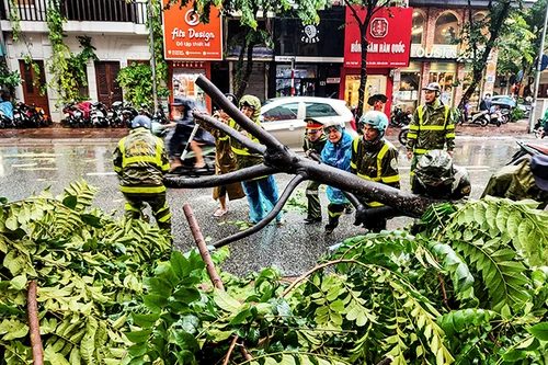 [ẢNH] Công an Hà Nội căng mình khắc phục hậu quả mưa bão