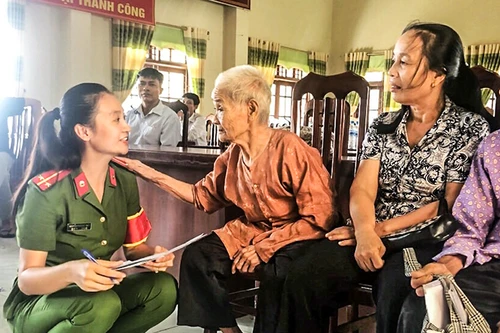 [Ảnh] Nữ Công an Thủ đô vui tươi, tình nguyện phục vụ nhân dân trong Chủ Nhật