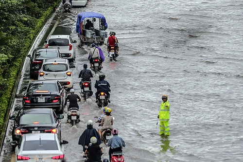 [ẢNH] Phố biến thành sông, CSGT Hà Nội thành "cột mốc" sống giữa mênh mông nước