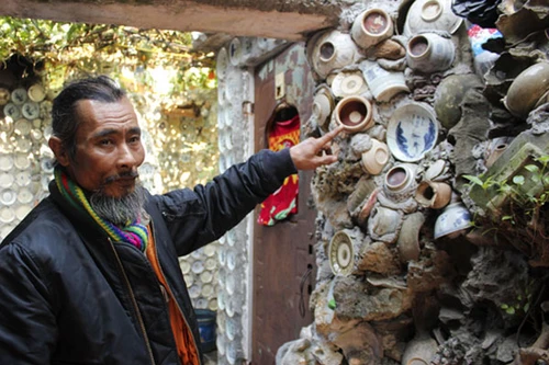 Ngôi nhà kỳ lạ được phủ kín bằng 9.000 món đồ cổ 