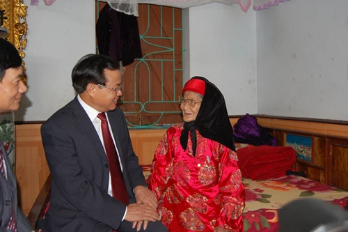 Không biếu quà lãnh đạo trong dịp Tết