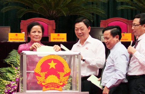 Lấy phiếu tín nhiệm: 2 hay 3 mức?