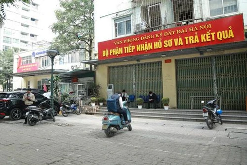 Văn phòng Đăng ký đất đai Hà Nội tạm dừng hoạt động, người dân nộp hồ sơ ở chi nhánh