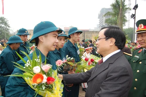 Lãnh đạo Hà Nội và Bộ Quốc phòng động viên tân binh nhập ngũ