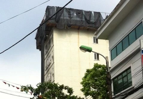 "Cắt" xong 3 tầng 1 tum tại tòa nhà 53-55 Nhân Hòa