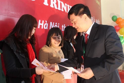 Trao “sổ đỏ” cho khách hàng mua chung cư Dương Nội