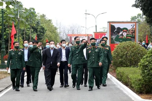 Chủ tịch UBND TP Hà Nội thăm khu cách ly Trung đoàn 58 