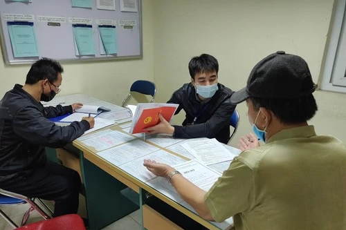 Người Hà Nội xếp hàng từ 4h sáng nộp hồ sơ xóa nợ sổ đỏ vì giá đất sắp tăng chóng mặt