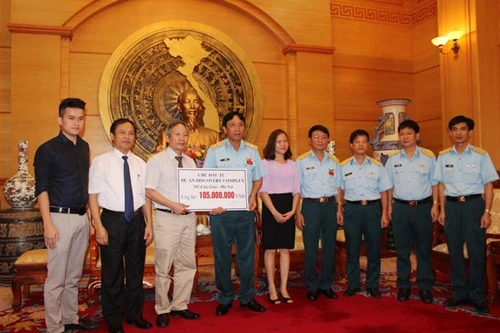 Ủng hộ 105 triệu đồng tới người nhà chiến sỹ vụ rơi máy bay