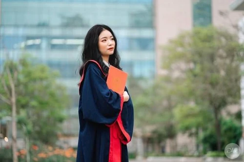 Nữ sinh chuyên Văn THPT chuyên Hà Nội Amsterdam thủ khoa tốt nghiệp THPT với 2 điểm 10 tuyệt đối