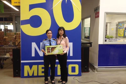 Nhân viên siêu thị trả lại tài sản cho khách hàng