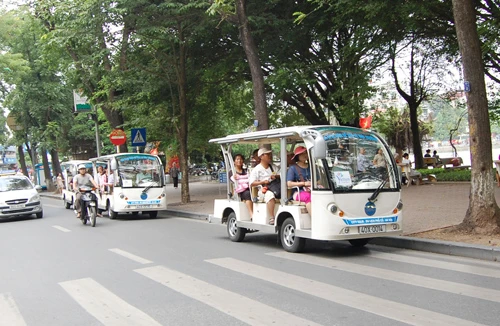 Xe điện phố cổ đưa đón hơn 2 triệu lượt khách