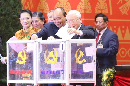 Các đại biểu bỏ phiếu bầu 200 Ủy viên Ban Chấp hành Trung ương khóa XIII