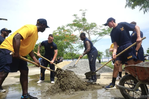 Các thủy thủ tàu sân bay Mỹ giao lưu hữu nghị tại Việt Nam