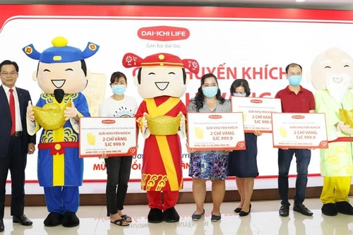 Dai-ichi Life Việt Nam trao giải cho khách hàng trúng thưởng