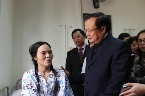 Bí thư Thành ủy Phạm Quang Nghị tới thăm bệnh nhân ghép thận