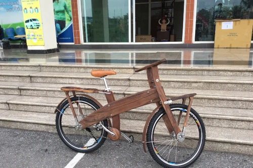 Chiêm ngưỡng xe đạp gỗ độc lạ Bonjour đang gây sốt tại Hà Nội