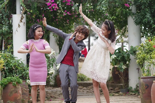 "Hoàng tử bé" Gia Khiêm xuống phố đón xuân cùng các ngôi sao nhí