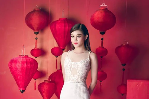 Á hậu Huyền My ấn tượng trong hậu trường bộ ảnh Tết 2017