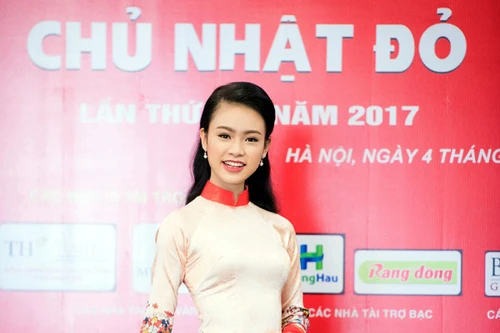 "Cô gái vàng" Hoa hậu Việt Nam 2016 rạng ngời dự họp báo "Ngày chủ nhật Đỏ"