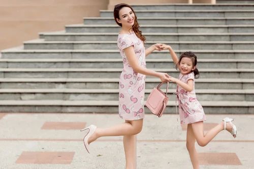 Hoa hậu Ngọc Diễn diện đồ đôi gợi cảm cùng con gái xuống phố