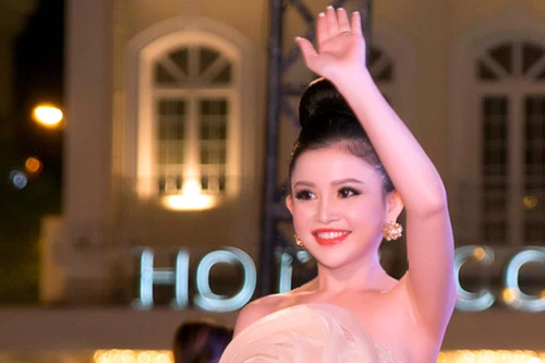 Hoa hậu Janny Thuỷ Trần đẹp kiêu sa trên thảm đỏ