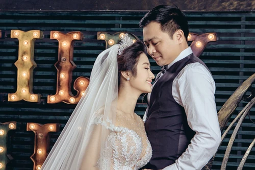 Ảnh cưới ngọt ngào của Hoa hậu Thu Ngân và Chủ tịch CLB FLC Thanh Hóa