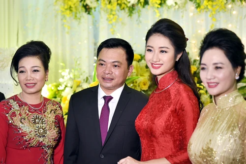 Ngất ngây trước vẻ kiều diễm của Hoa hậu Thu Ngân trong lễ ăn hỏi