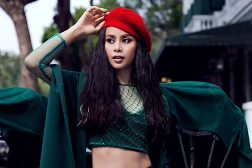 Tân Hoa hậu điện ảnh Sella Trương lạnh lùng với "Emo in love" của Xuân Lê