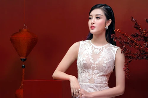 Á hậu Huyền My biến ảo đầy quyến rũ với bộ sưu tập xuân