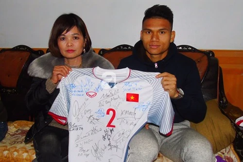 Đấu giá thành công 330 triệu đồng chiếc áo của hậu vệ U23 Việt Nam